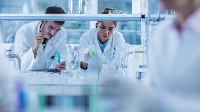 Técnicos analisando elementos químicos