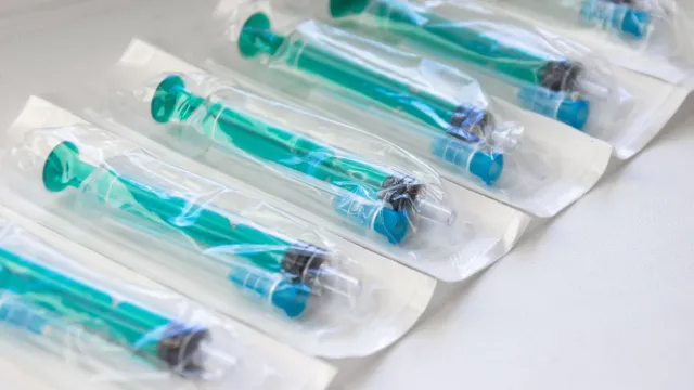 Fotografia de vários equipamentos médicos dentro de pacotes lacrados
