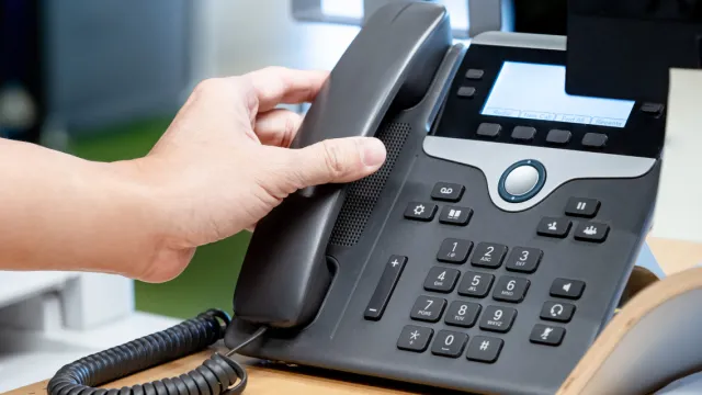 Imagem de pessoa pegando no telefone