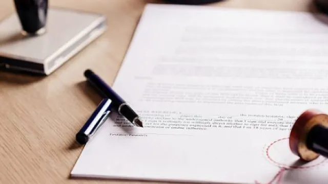 Documentos em cima da mesa