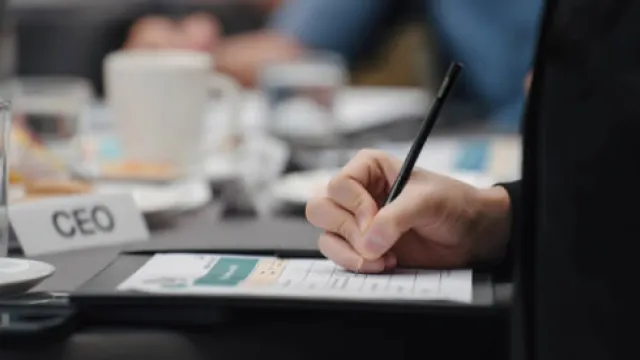 Pessoa escrevendo em um documento